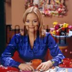 12-11-1996 Guusje Nederhorst at set -Goede Tijden, Slechte Tijden-, by order of RTL Broadcasting. November 12, 1996.

[keywords]Posed, Eyecontact, Smiling[/keywords]